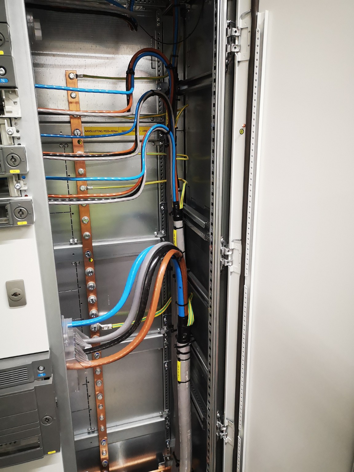 Voedingskabels in een elektrische kast