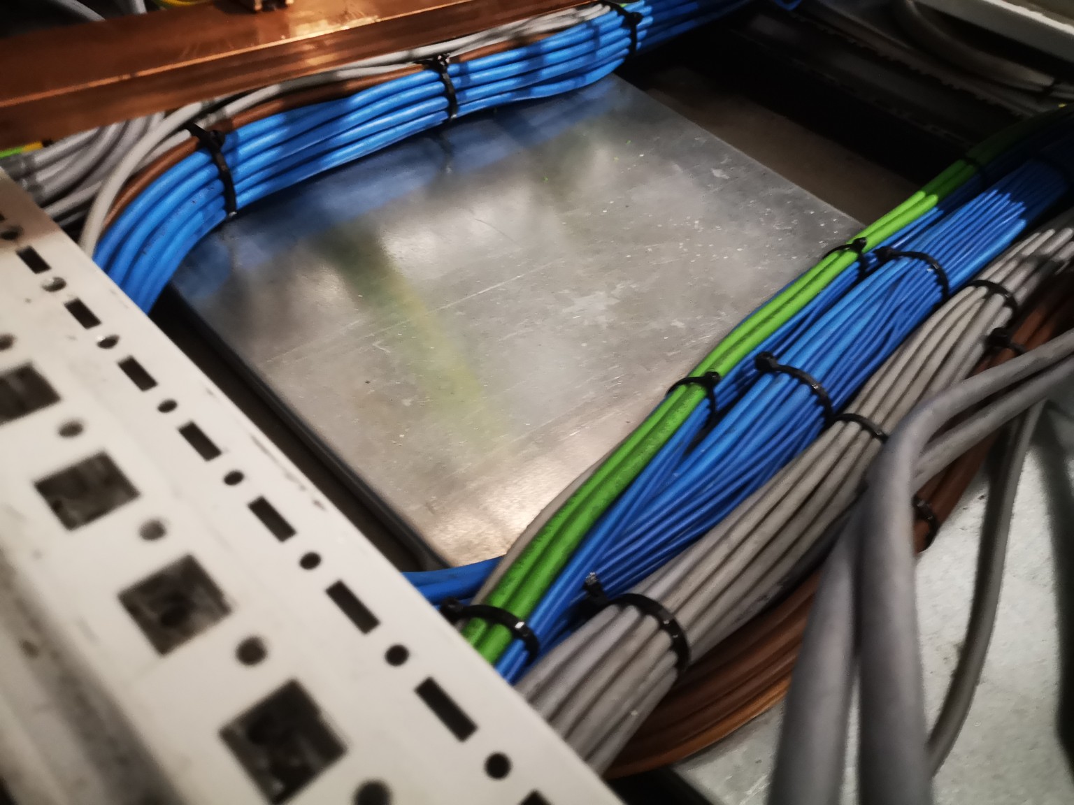 Geordende kabels op de bodem van een elektrische kast