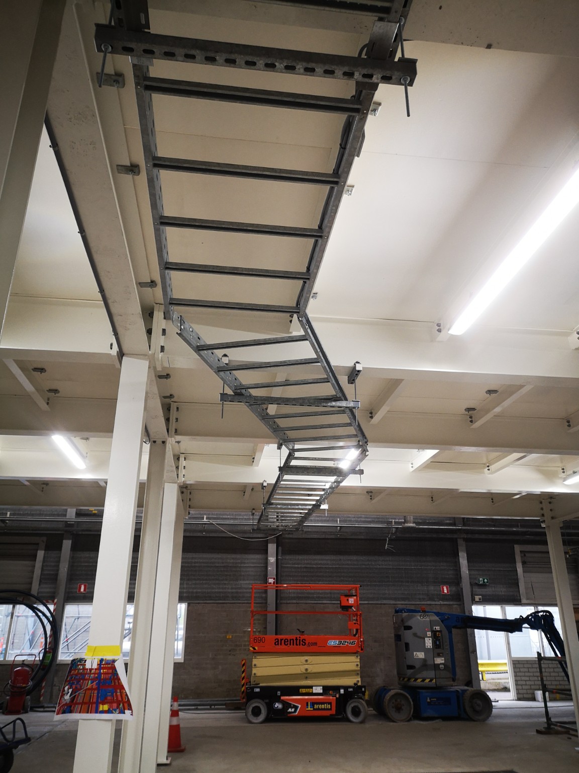 Montage van een opgehangen kabelbaan