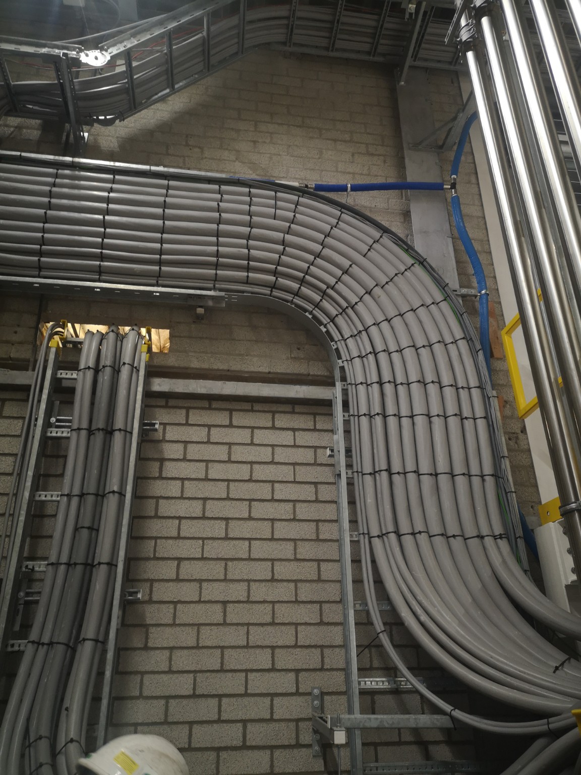 Verticale kabelbaan in een industriële ruimte